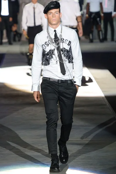 Look 18